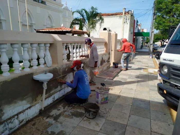 Pias na frente do prédio da prefeitura em Caraúbas — Foto: Prefeitura de Caraúbas/Divulgação