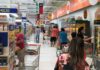 Supermercados e padarias do RN não podem abrir aos domingos e feriados, determina governo Clientes em supermercado de Natal, durante pandemia do novo coronavírus — Foto: Eros Sena