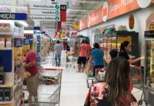 Supermercados e padarias do RN não podem abrir aos domingos e feriados, determina governo Clientes em supermercado de Natal, durante pandemia do novo coronavírus — Foto: Eros Sena