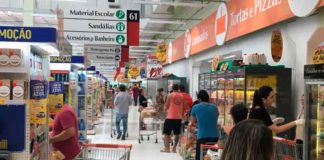 Supermercados e padarias do RN não podem abrir aos domingos e feriados, determina governo Clientes em supermercado de Natal, durante pandemia do novo coronavírus — Foto: Eros Sena