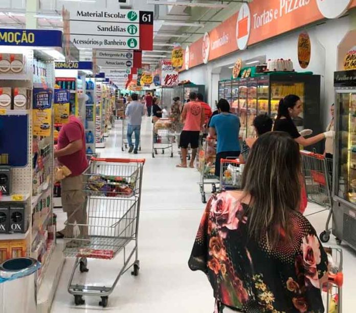 Clientes em supermercado de Natal, durante pandemia do novo coronavírus — Foto: Eros Sena
