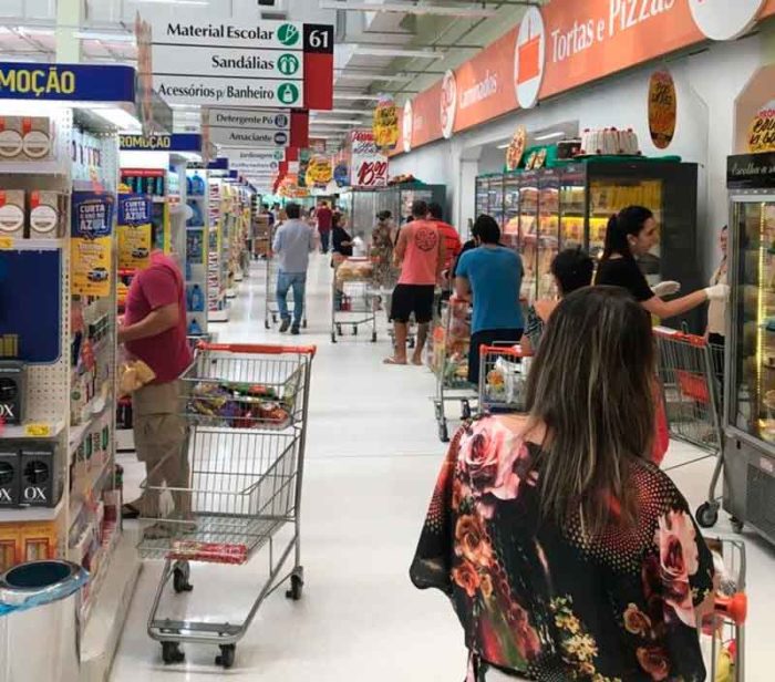 Clientes em supermercado de Natal, durante pandemia do novo coronavírus — Foto: Eros Sena