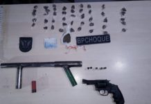 Adolescente de 15 anos e homem suspeitos de tráfico de drogas morrem após confronto com PMs em Natal Armas e drogas apreendidas pelos PMs durante a ação — Foto: PM/Divulgação