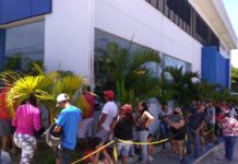 Bancos e lotéricas têm filas e aglomeração de pessoas em Natal nesta segunda (13) Pessoas ignoram aviso para manter distância umas das outras em fila de banco na Zona Norte de Natal, nesta segunda (13). — Foto: Geraldo Jerônimo/Inter TV Cabugi