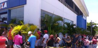 Bancos e lotéricas têm filas e aglomeração de pessoas em Natal nesta segunda (13) Pessoas ignoram aviso para manter distância umas das outras em fila de banco na Zona Norte de Natal, nesta segunda (13). — Foto: Geraldo Jerônimo/Inter TV Cabugi