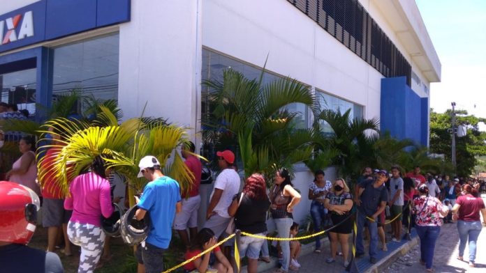 Pessoas ignoram aviso para manter distância umas das outras em fila de banco na Zona Norte de Natal, nesta segunda (13). — Foto: Geraldo Jerônimo/Inter TV Cabugi