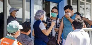 Nova parcela do auxílio emergencial começa a ser paga na segunda, 18 Espera para receber auxílio emergencial em agência da Caixa gerou filas e aglomeração em Fortaleza (Foto: Aurelio Alves/O POVO)