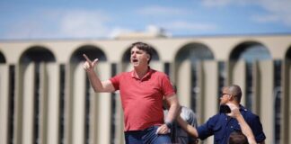 Partidos de esquerda entram com pedido de impeachment de Bolsonaro