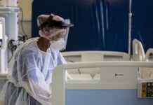 Nove dos dez hospitais públicos do RN estão com 100% dos leitos para Covid-19 lotados; estado tem 41 pacientes na fila por leito crítico Profissional prepara leito de UTI que receberá paciente de Covid-19 — Foto: Suamy Beydoun/AGIF/Estadão Conteúdo