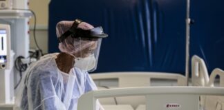 Nove dos dez hospitais públicos do RN estão com 100% dos leitos para Covid-19 lotados; estado tem 41 pacientes na fila por leito crítico Profissional prepara leito de UTI que receberá paciente de Covid-19 — Foto: Suamy Beydoun/AGIF/Estadão Conteúdo