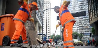 Expostos ao coronavírus, garis trabalham com medo: “Tem muito lixo contaminado”