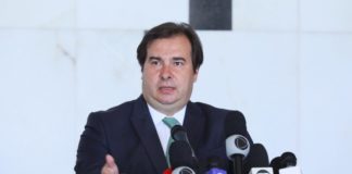 Maia defende punição para ‘criminosos’ que agrediram jornalistas e enfermeiros