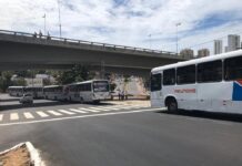 Motoristas de duas empresas de ônibus fazem paralisação contra corte de plano de saúde em Natal Ônibus parados no viaduto do Baldo, em Natal — Foto: Lucas Cortez/Inter TV Cabugi