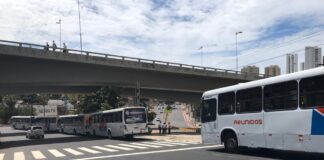 Motoristas de duas empresas de ônibus fazem paralisação contra corte de plano de saúde em Natal Ônibus parados no viaduto do Baldo, em Natal — Foto: Lucas Cortez/Inter TV Cabugi