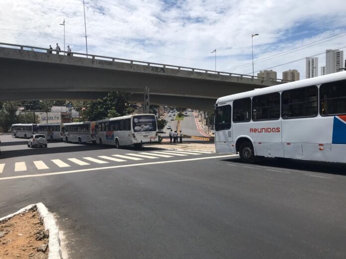 Ônibus parados no viaduto do Baldo, em Natal — Foto: Lucas Cortez/Inter TV Cabugi