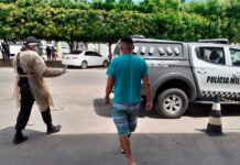 Homem diagnosticado com coronavírus é preso em fila de banco por descumprir quarentena no interior do RN Paciente com coronavírus foi detido por descumprir quarentena e ir a fila de banco no interior do RN — Foto: PM/Divulgação