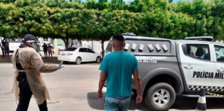 Homem diagnosticado com coronavírus é preso em fila de banco por descumprir quarentena no interior do RN Paciente com coronavírus foi detido por descumprir quarentena e ir a fila de banco no interior do RN — Foto: PM/Divulgação