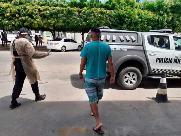 Paciente com coronavírus foi detido por descumprir quarentena e ir a fila de banco no interior do RN — Foto: PM/Divulgação