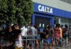 Confira as respostas para as cinco principais dúvidas sobre auxílio emergencial Fila na Caixa Econômica, no Méier Foto: FABIO MOTTA / Agência O Globo