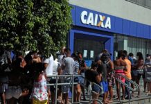 Confira as respostas para as cinco principais dúvidas sobre auxílio emergencial Fila na Caixa Econômica, no Méier Foto: FABIO MOTTA / Agência O Globo