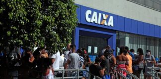 Confira as respostas para as cinco principais dúvidas sobre auxílio emergencial Fila na Caixa Econômica, no Méier Foto: FABIO MOTTA / Agência O Globo
