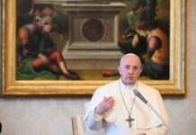 Papa diz que pessoas são mais importantes do que a economia