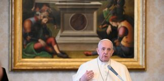 Papa diz que pessoas são mais importantes do que a economia