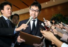 Ex-ministro da Justiça japonês é preso por suspeita de compra de votos