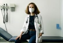 Os pioneiros da dexametasona: uso se justifica em casos graves da covid-19, mas pode ser perigoso para o resto