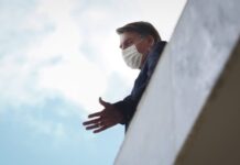 52% acham que Bolsonaro deve sair da Presidência