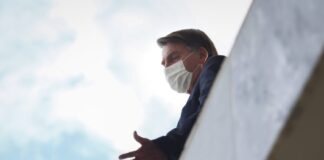 52% acham que Bolsonaro deve sair da Presidência