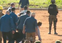 Vídeo: Bolsonaro leva tombo durante inauguração de hospital em Goiás