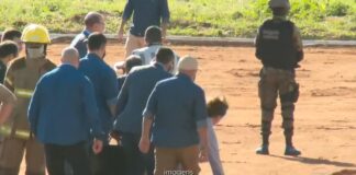 Vídeo: Bolsonaro leva tombo durante inauguração de hospital em Goiás