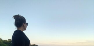 Mulher morre após cair em penhasco em Portalegre ao posar pra foto Rejane Duarte Fernandes, de 41 anos, morreu após cair em penhasco — Foto: Redes Sociais/Arquivo