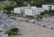 Em 1º dia de ‘drive-thru’, Natal testa 1.033 pessoas para coronavírus; 319 exames deram positivo Drive-thru de testes para Covid-19 está acontecendo na Arena das Dunas — Foto: Augusto César Gomes