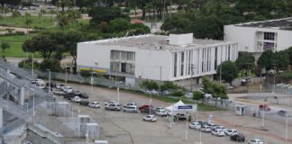 Em 1º dia de ‘drive-thru’, Natal testa 1.033 pessoas para coronavírus; 319 exames deram positivo Drive-thru de testes para Covid-19 está acontecendo na Arena das Dunas — Foto: Augusto César Gomes