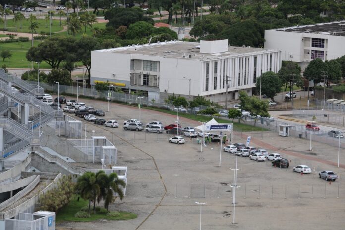 Drive-thru de testes para Covid-19 está acontecendo na Arena das Dunas — Foto: Augusto César Gomes