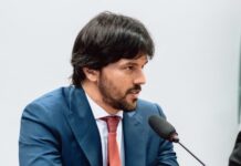 Bolsonaro recria Ministério das Comunicações e dá pasta a genro de Silvio Santos