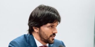 Faria faz gesto a filhos de Bolsonaro com vaga a ‘olavista’ em núcleo digital internacional