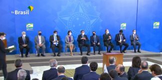 Bolsonaro empossa deputado Fábio Faria como ministro do novo Ministério das Comunicações Bolsonaro, Mourão, Maia e Toffoli na posse do deputado Fábio Faria como ministro das Comunicações — Foto: Reprodução/TV Brasil