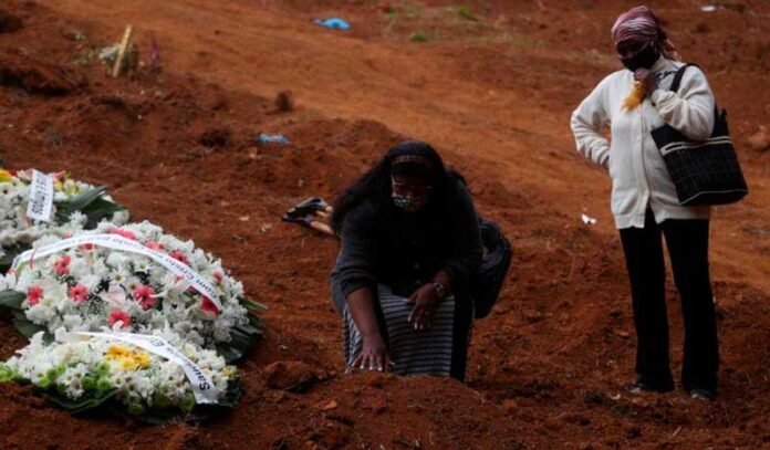 Familiares durante enterro de vítima da Covid-19 em cemitério de São Paulo 04/06/2020 REUTERS/Amanda Perobelli