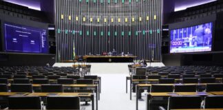 Câmara aprova em segundo turno PEC que adia eleições municipais para novembro