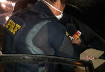 Homem é detido vendendo caixas de ivermectina na BR-101 em Natal Caixas estavam sendo vendidas por até R$100 — Foto: PRF/Reprodução
