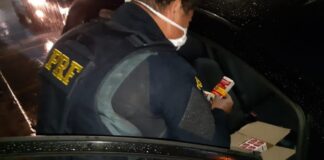 Homem é detido vendendo caixas de ivermectina na BR-101 em Natal Caixas estavam sendo vendidas por até R$100 — Foto: PRF/Reprodução