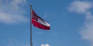 Mississipi aprova retirada de símbolo escravagista da bandeira do Estado