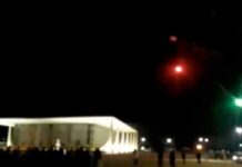 Bolsonaristas simulam bombardeio ao STF com fogos de artifício; assista Fogos de artifício são lançados em direção ao STF