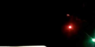 Bolsonaristas simulam bombardeio ao STF com fogos de artifício; assista Fogos de artifício são lançados em direção ao STF