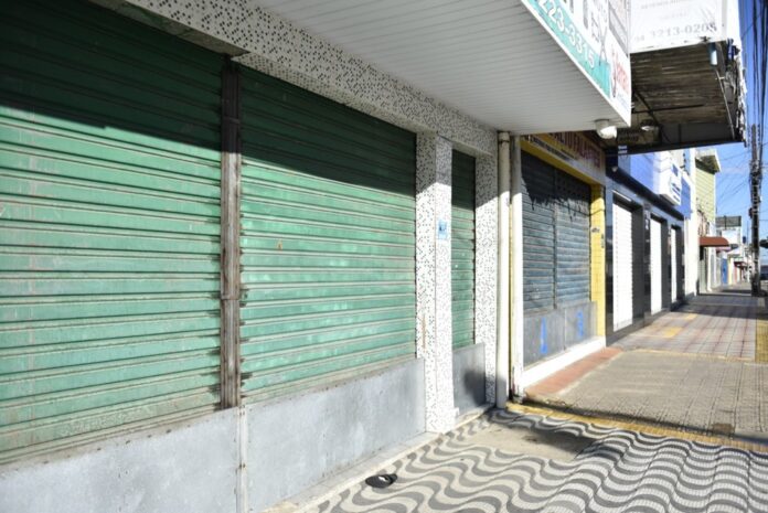 Comércio fechado durante pandemia do coronavírus em Natal — Foto: Elisa Elsie