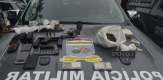 Dois homens morrem em confronto com a PM em Natal; policiais apreendem armas e drogas na ação PM apreendeu armas e drogas na operação em Mãe Luíza — Foto: Cedida/PM
