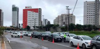 Primeiro dia de ‘drive thru’ de testes rápidos do coronavírus tem fila quilométrica em Natal Há muita procura pelos testes rápidos de coronavírus no "drive thru" da Arena das Dunas em Natal — Foto: Kleber Teixeira/InterTV Cabugi